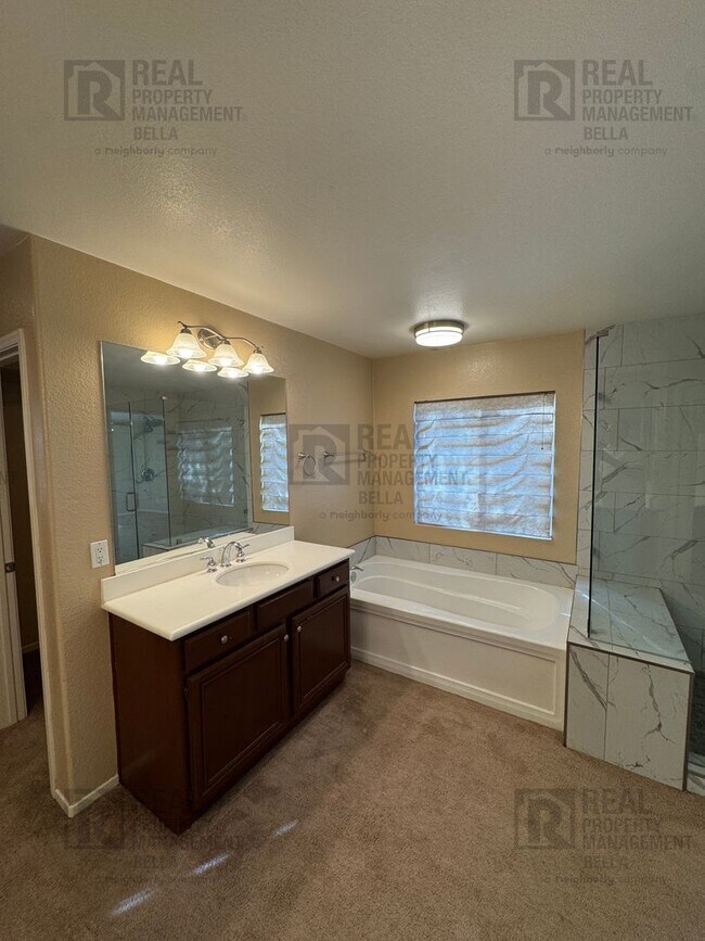 Building Photo - Spacious & Stylish 5-Bed, 3-Bath Home in Prime Murrieta Location