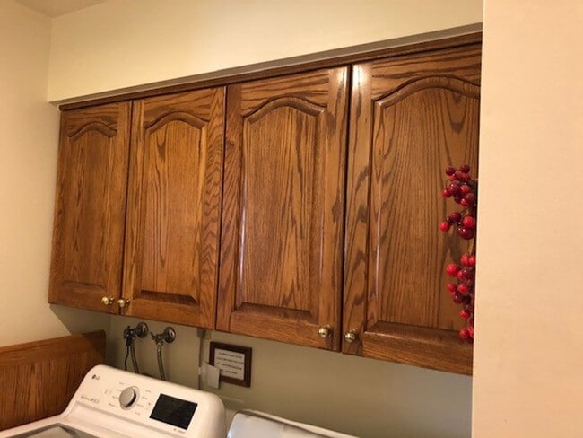 Building Photo - Awesome Shadowbrook Townhome in the Center of it all!