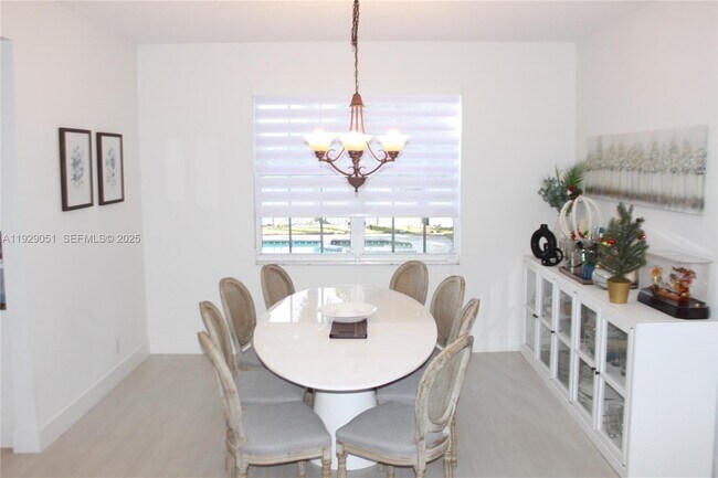 Building Photo - 2568 Jardin Pl