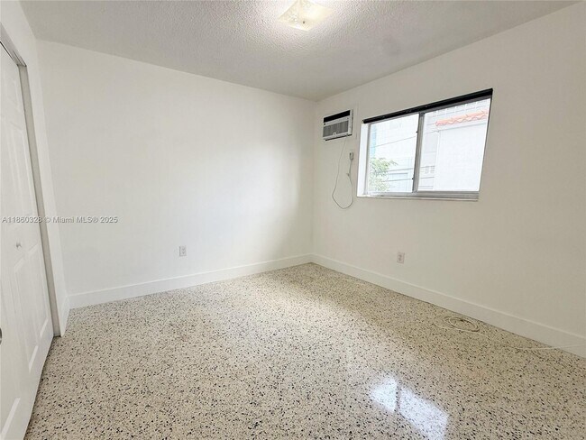 Building Photo - 635 SW 7th Ct