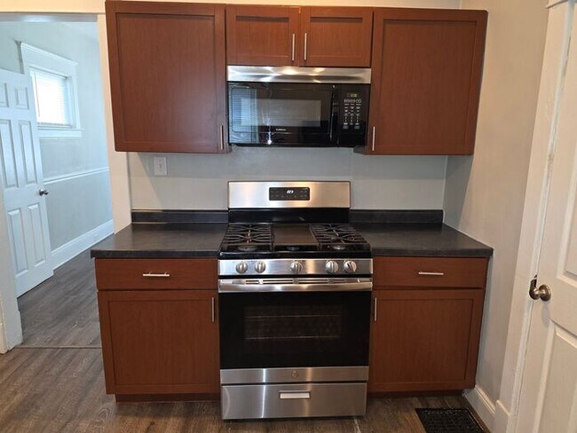 Building Photo - Three Bedroom Single Family home