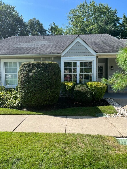Building Photo - 1447 Thornwood Dr