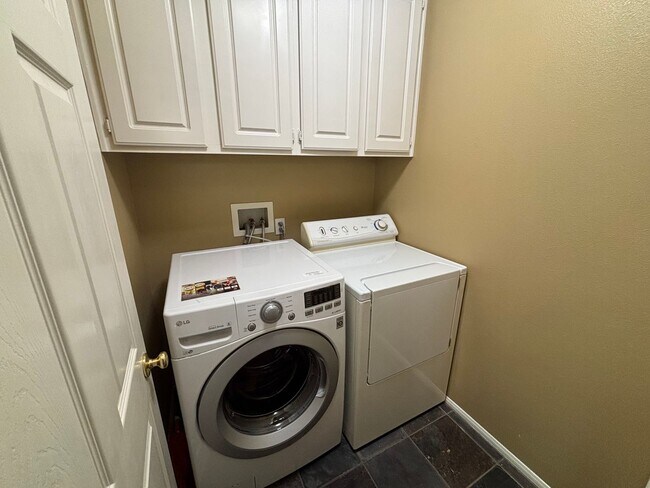 Building Photo - Spacious 3-Bedroom Home with a Big Loft & ...