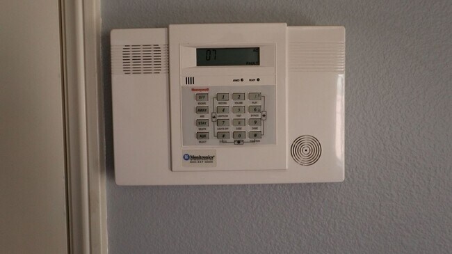 Building Photo - 3 bedrooms 2.5 baths  house in Eastlake- Chula Vista