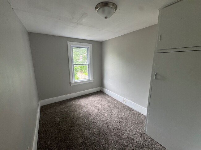 Building Photo - Charming 3-Bedroom Property in Prime Location