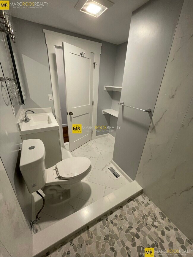 Building Photo - 31-33 Raymond Ave. Unit 33-2