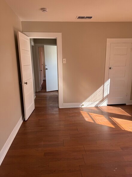 Building Photo - 2004 N Palace Ave