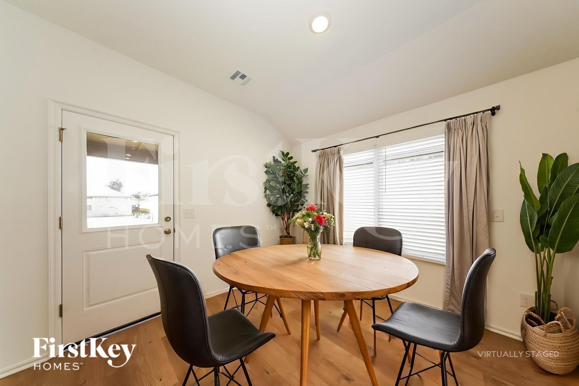 Building Photo - 441 Labelle Ln