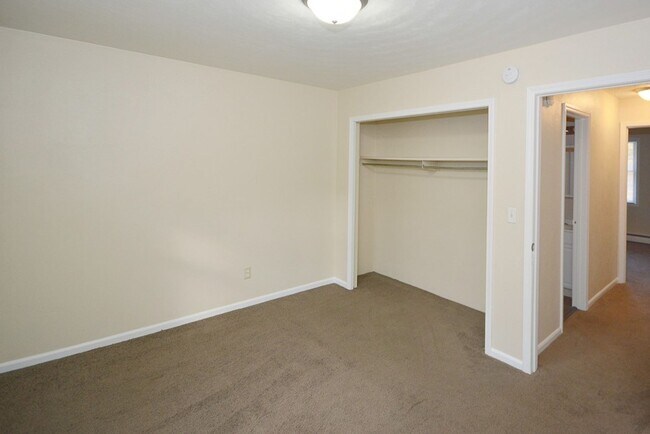 Building Photo - ***Ask about our Security Deposit Alternative!*** $899- Remodeled one bedroom apartment in Eastwood