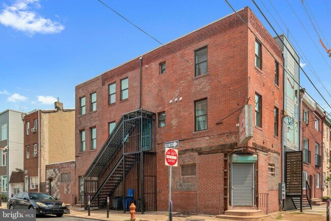 Building Photo - 2049 E Hagert St