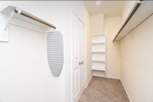 Building Photo - 9431 Summer River Dr