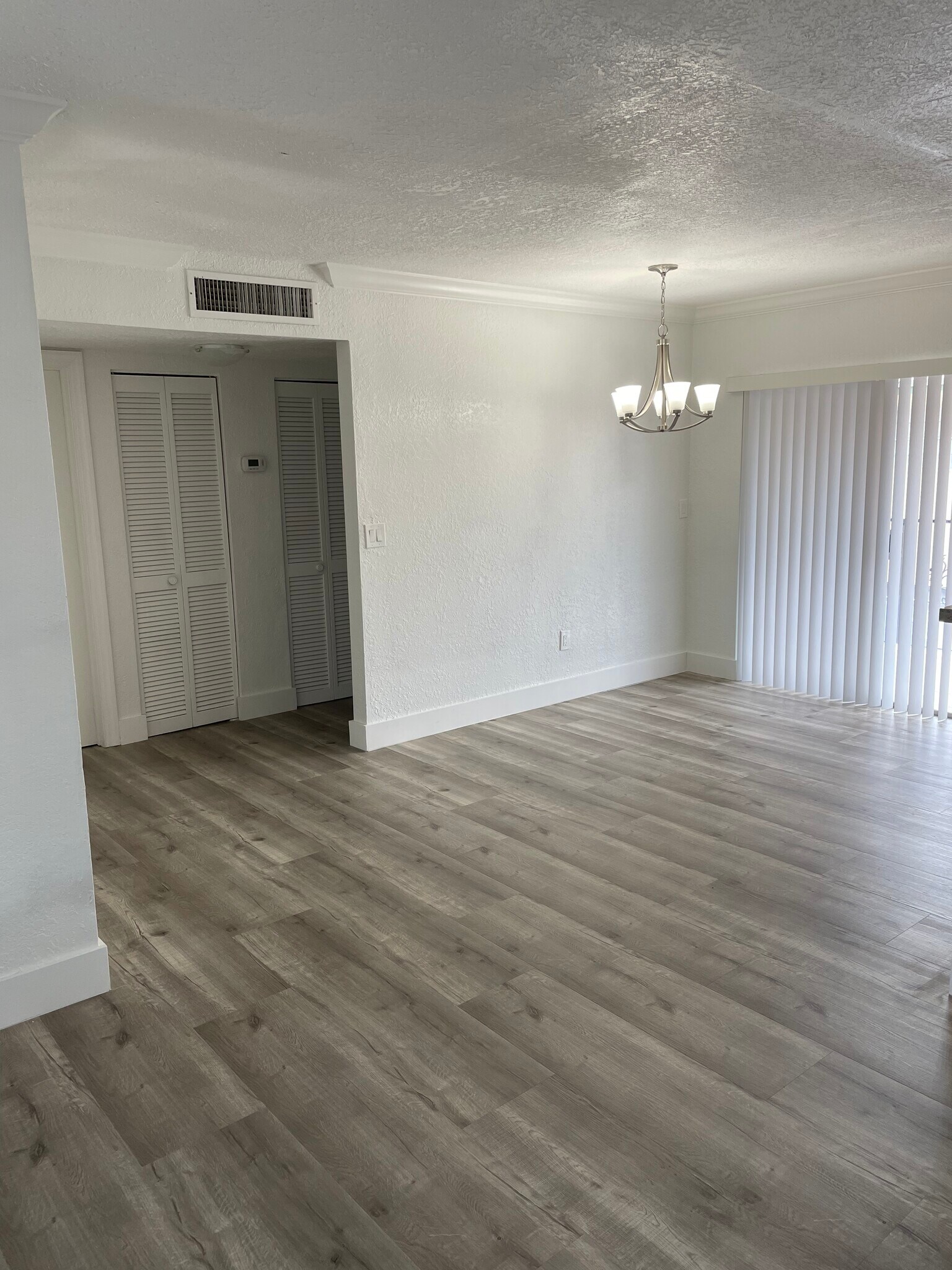 Dining Room/ Walkway - 1695 W 42nd St
