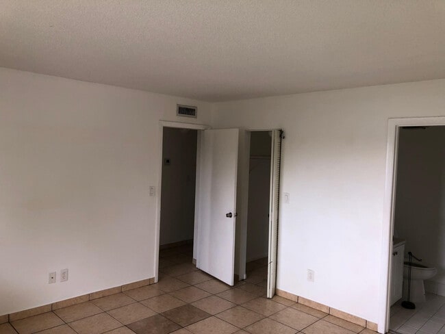 Building Photo - 6900 SW 39th St