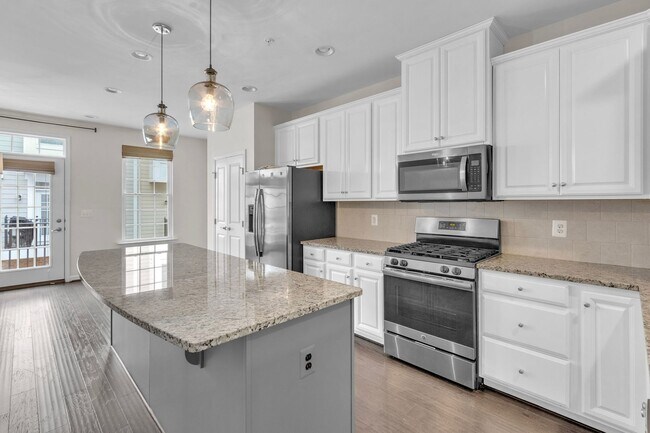 Building Photo - Luxurious 4 Bed 4.5 Bath Brick Townhome In...
