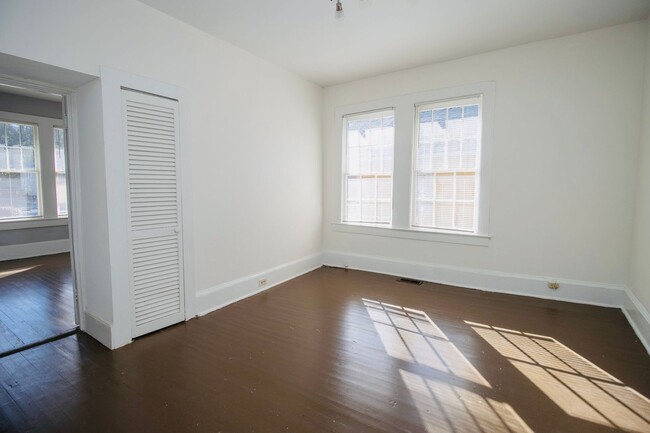 Building Photo - 3 Bedroom, 2 Bath Walking Distance to 5 Po...