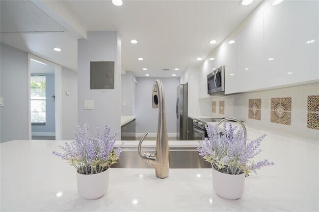 Building Photo - 7 Royal Palm Way