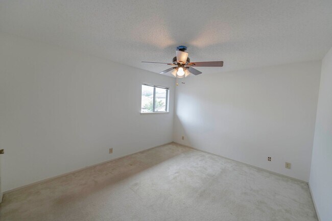 Building Photo - Charming Condo with Golf Course Views in O...