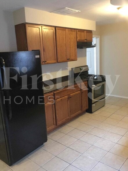 Building Photo - 8044 S Maplewood Ave