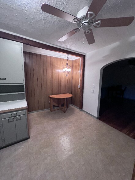 Building Photo - 105 E 12th St