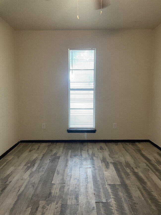 Building Photo - 1420 Oakcrest Ave