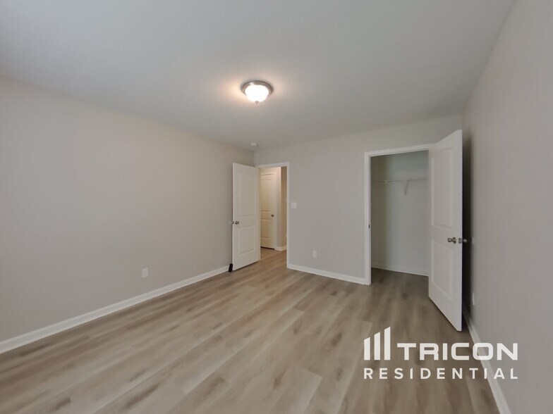 Building Photo - 972 Martin Dr