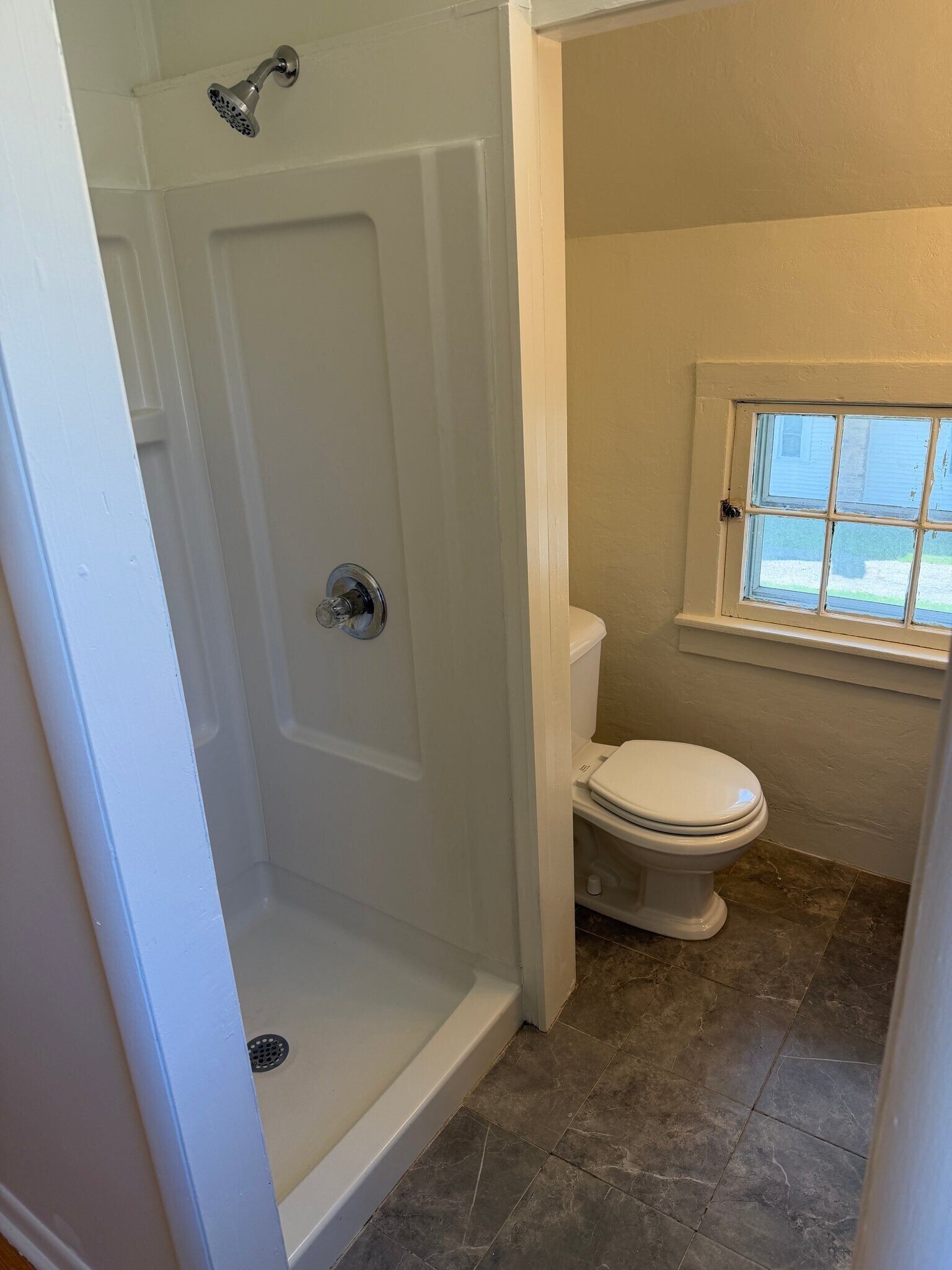 Building Photo - 315 N Maple St