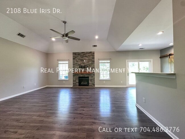 Building Photo - 2108 Blue Iris Dr