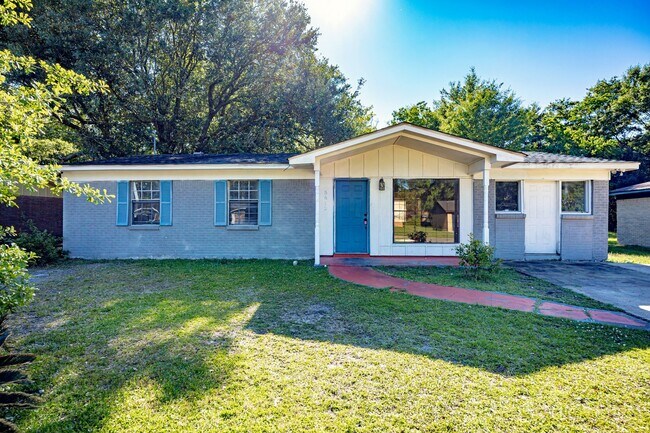 Building Photo - 5612 Rose Dr