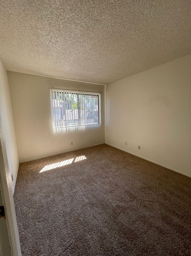 Building Photo - Upgraded Walnut Meadows Condo