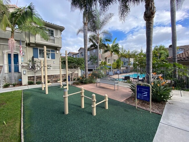 Building Photo - Great Tri-Level Townhome in Coastal Carlsbad Location!