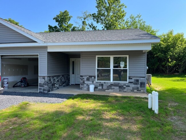 Building Photo - 3 Bedroom, 2 Full Bath- Duplex on Benner Pike Bellefonte
