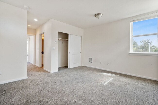Building Photo - 3025 3027 21st Ave W