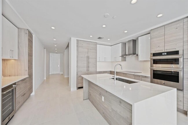 Building Photo - 301 1st St S