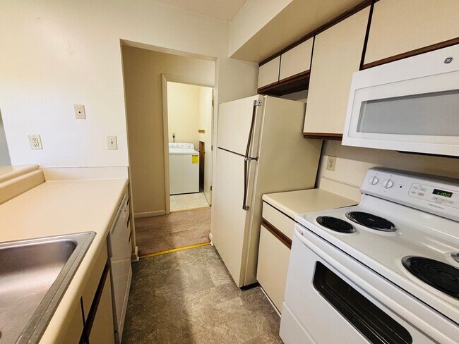 Building Photo - 884 Newport Terrace