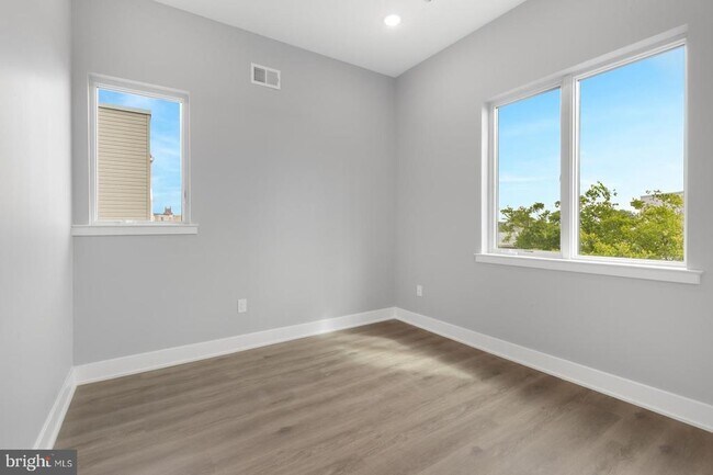 Building Photo - 2119 N Front St