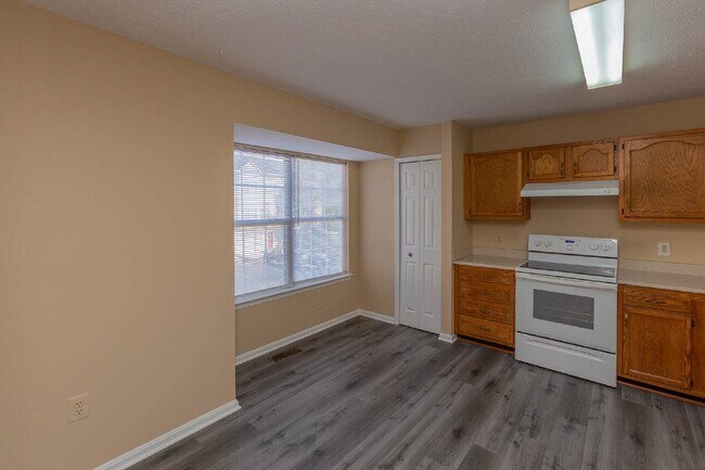 Building Photo - 3 BR, 2.5 BA Townhome in North Stafford