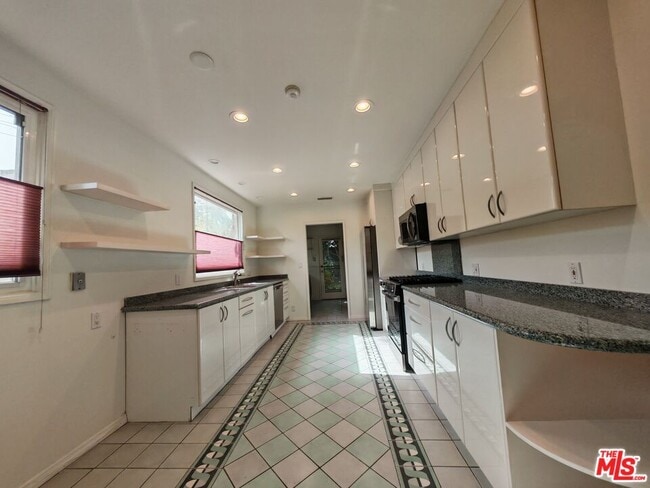 Building Photo - 1107 S Alfred St