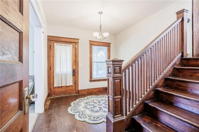 Building Photo - 890 S Goodman St