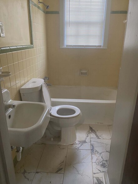 Building Photo - 828 Baltimore St