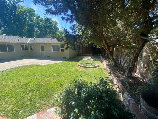 Building Photo - Pleasanton Single Story House 4 bed/2 bath, Downtown next to Amador Valley High! Great Location