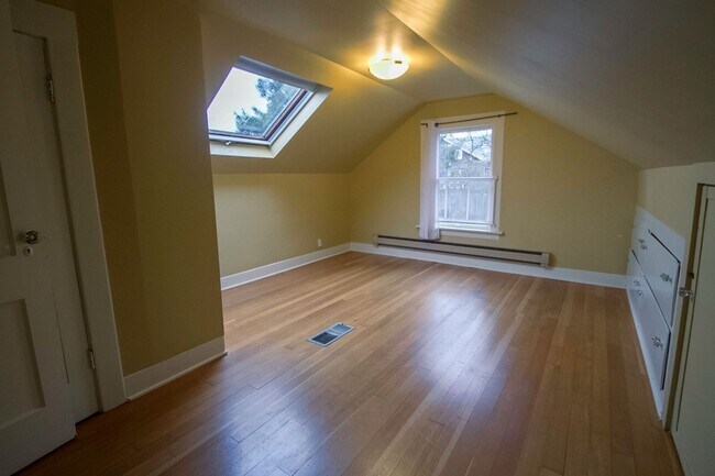 Building Photo - Beautiful Maple Leaf Home