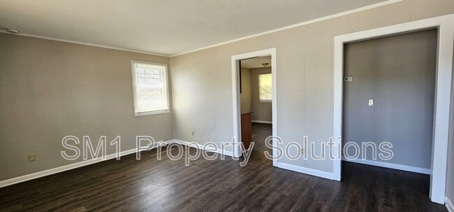 Building Photo - 1529 Earl Dr