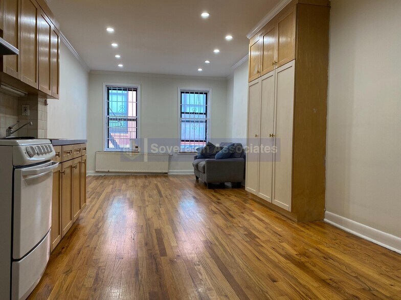 Building Photo - 527 W 48th St