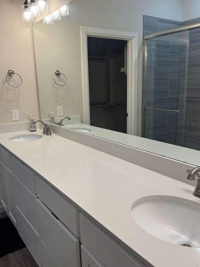 Building Photo - Stunning fully furnished 3 Bed 2.5 bath homes in The Enclave!