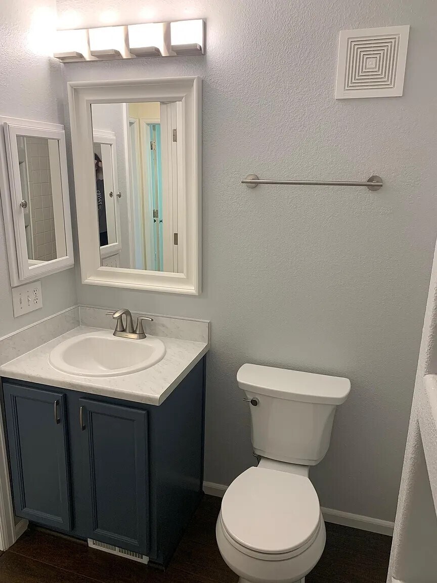 Building Photo - 1520 S Florence Way