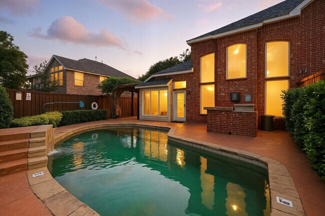 Building Photo - 2303 Chapelwood Dr