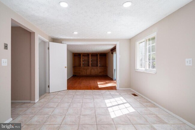 Building Photo - 1103 Burwick Dr