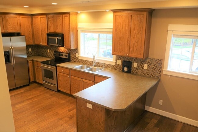 Building Photo - 4 bed/2 bath 1000 feet From Monroe