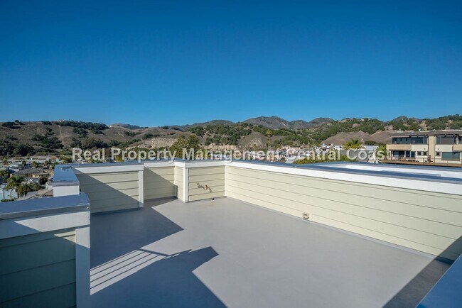 Building Photo - AVAILABLE JULY - Executive Townhome in Avi...