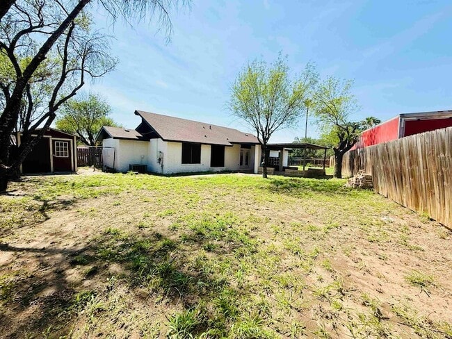 Building Photo - 907 Sandy Ln